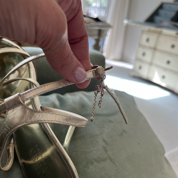 GUESS 4” Stiletto heels. Gold w/Butterfly Red Crystals & Ankle Charm. Elegant. - Picture 5 of 11